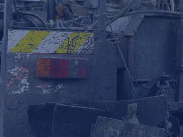 zašpinené auto od nánosov asfaltu zašpinené auto od nánosov asfaltu